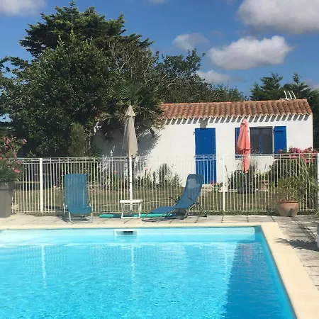 Avec Piscine Bed & Breakfast
