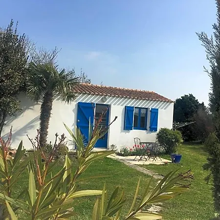 Avec Piscine Bed & Breakfast