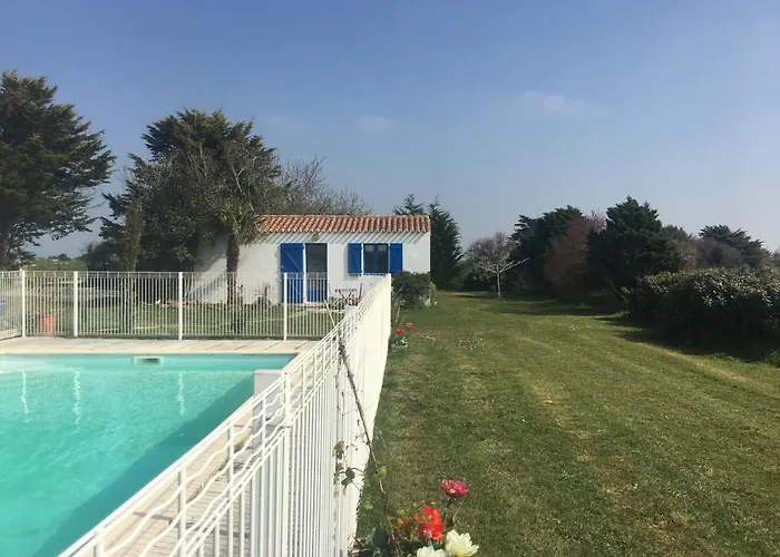 Avec Piscine Bed & Breakfast